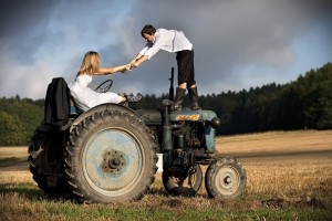 Novomanželé na traktoru